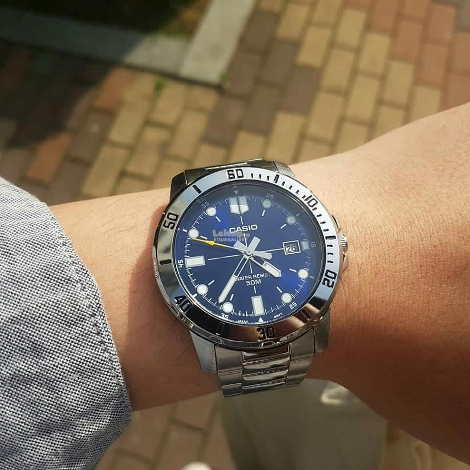 CASIO MTP-VD01D-2EVUDF - SPORTY ELEGANCE UNISEX TIMEPIECE WITH BLUE DIAL AND STAINLESS STEEL BAND